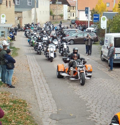 Circa 120 Motorräder und Trikes machen sich auf den Weg
